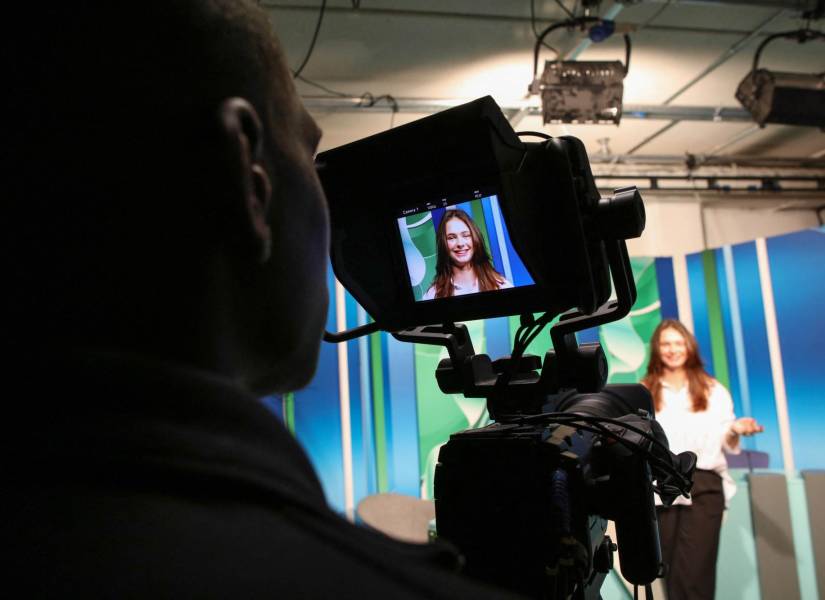 Denisa Lacinova, estudiante checa de 19 años, es fotografiada a través del monitor de una cámara en la sala de prensa de la Universidad Tecnológica del Sureste.