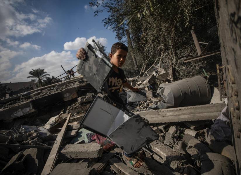 Un niño palestino inspecciona entre los escombros de un edificio destruido tras un ataque aéreo israelí en Deir Al Balah.