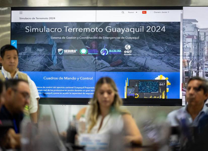 Imagen de autoridades reunidas por el simulacro de terremoto en Guayaquil este 28 de noviembre del 2024.