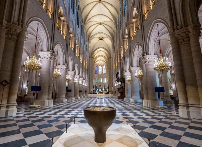 Detalle de las obras de restauración en las capillas de Notre Dame, preservando su legado artístico gótico.