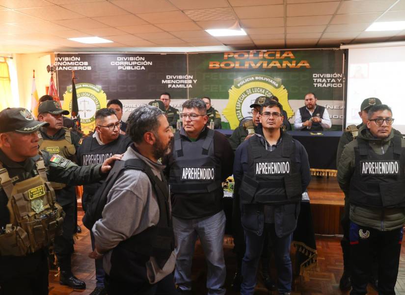 Un integrante de la Policía de Bolivia escolta a militares detenidos luego del intento de golpe de Estado en rueda de prensa este jueves, en La Paz.