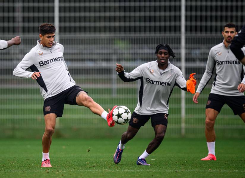 Piero Hincapié durante el entrenamiento del Bayer Leverkusen