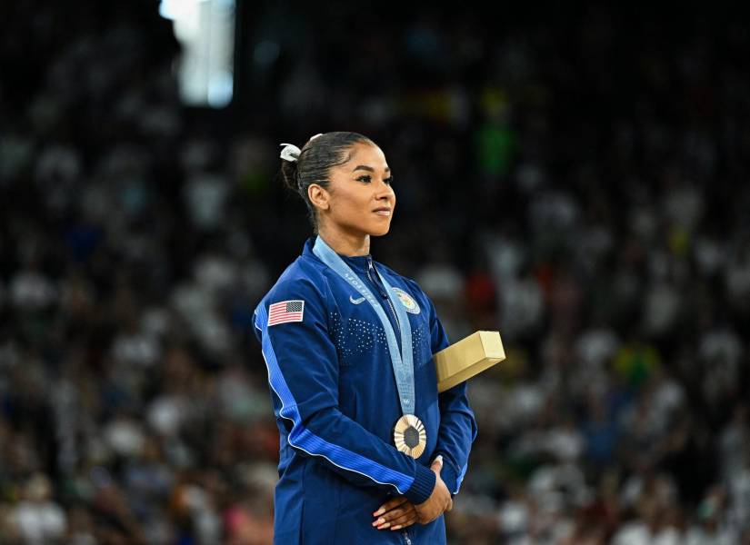 Jordan Chiles en el momento de su premiación con su medalla de bronce.