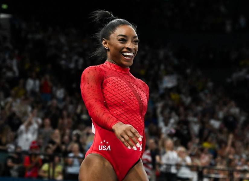 Simone Biles reacciona después de competir en la final de salto femenino de gimnasia artística durante los Juegos Olímpicos de París 2024