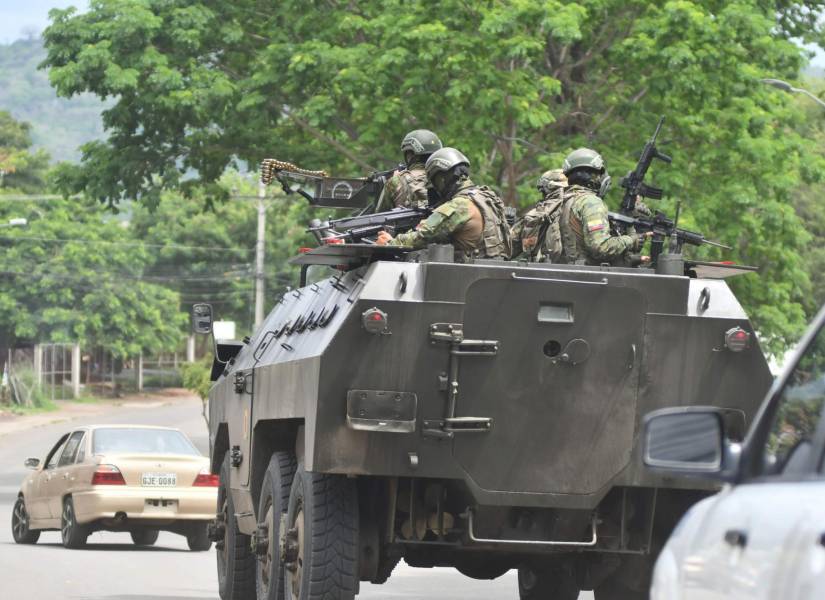 Militares recorren una calle de Portoviejo a bordo de un vehículo blindado.