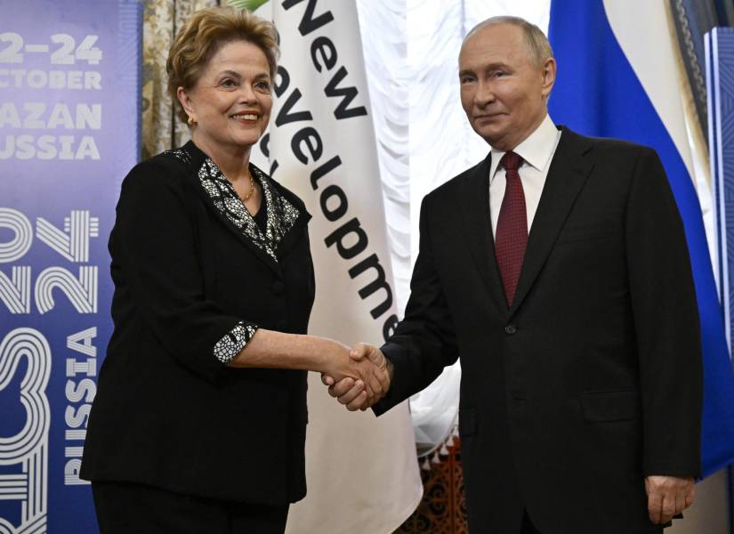 El presidente de Rusia, Vladimir Putin (d), se reúne con Dilma Rousseff, presidenta del Nuevo Banco de Desarrollo y expresidenta de Brasil, en el marco de la Cumbre BRICS 2024 en Kazán, Rusia, el 22 de octubre de 2024.