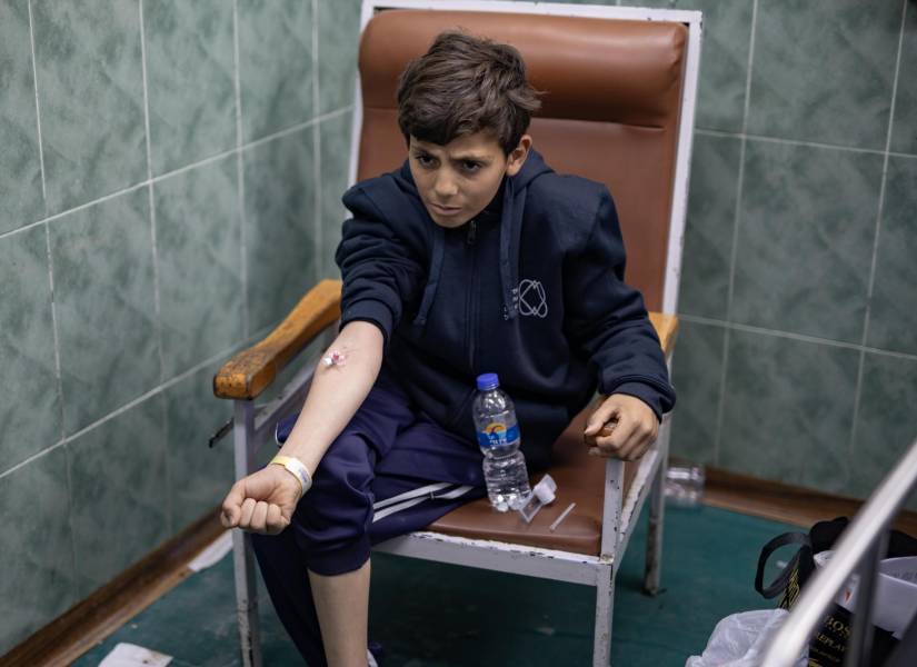 Nimr al-Nimr, de quince años, tras ser liberado por el ejército israelí, recibe atención médica en el hospital