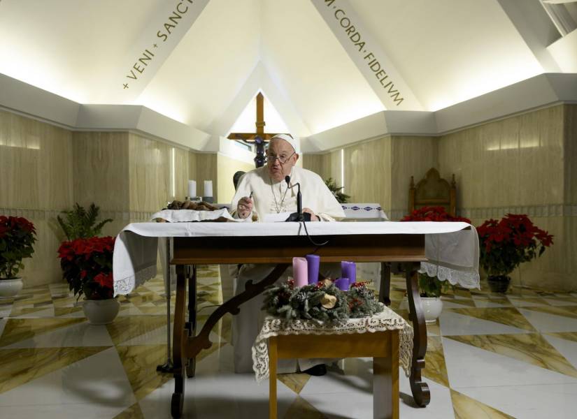 El papa Francisco preside este domingo el rezo del Ángelus dominical desde la capilla de su residencia vaticana, y no desde la ventana del Palacio Apostólico, para sanar un resfriado y como precaución antes de la Navidad.