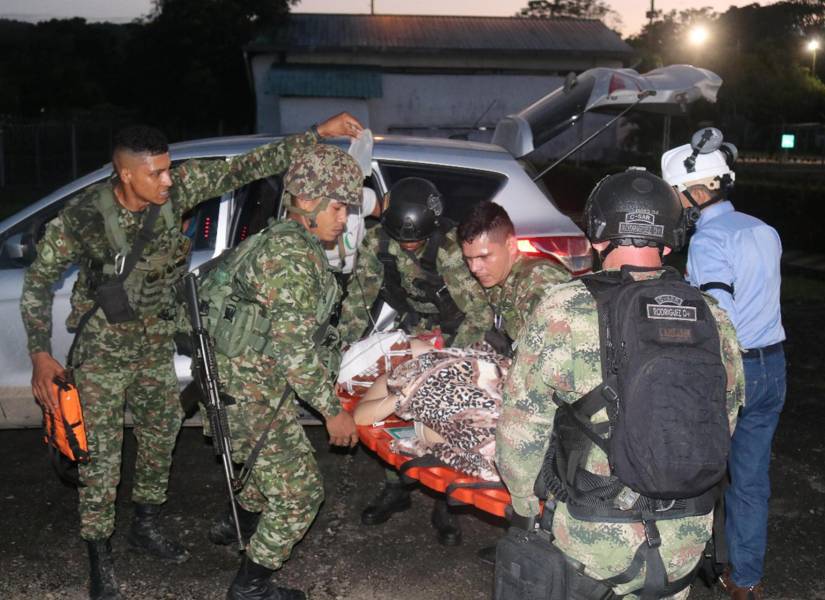 Fotografía cedida por la Brigada 30 del Ejército Nacional de Colombia de integrantes del de las Fuerzas Militares, trasladando a una persona herida este jueves, en El Tarra (Colombia).