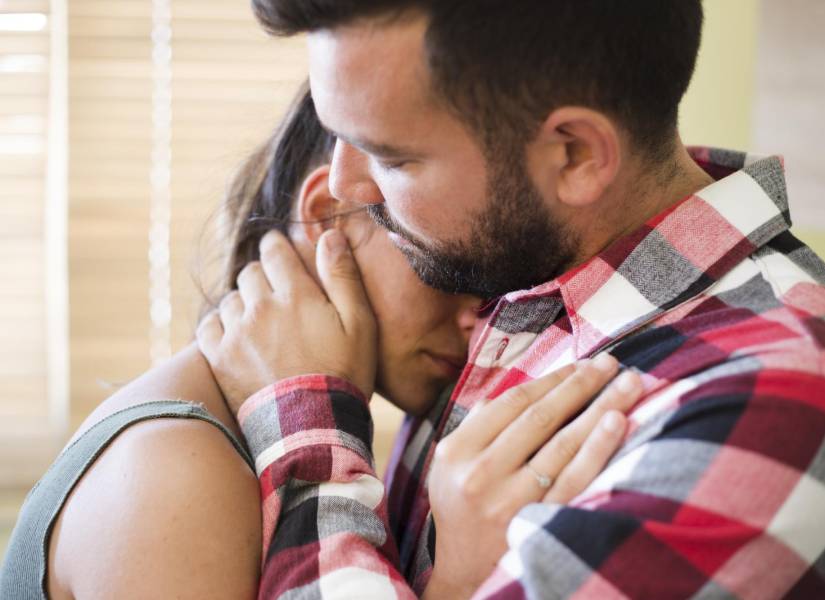 Pareja apoyándose.