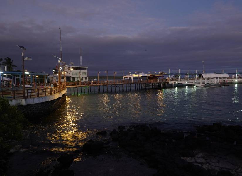 Imagen de un muelle en Puerto Ayora.