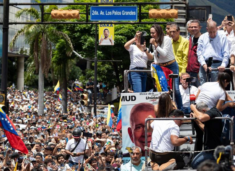 La líder opositora venezolana María Corina Machado (i) habla junto al candidato a la presidencia de Venezuela Edmundo González Urrutia (d) este martes, 30 de julio, en Caracas (Venezuela).