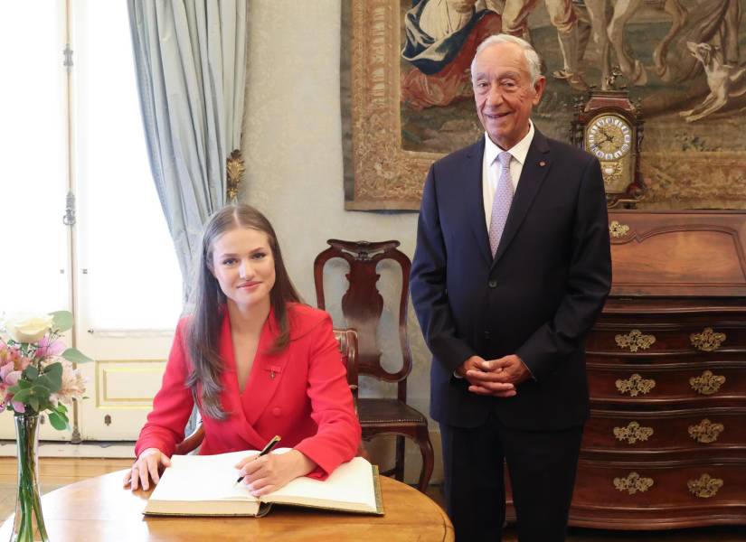 La princesa Leonor de Borbón firma en el libro de autoridades en presencia del presidente la República Portuguesa, Marcelo Rebelo de Sousa, durante su encuentro en el palacio de Belém en Lisboa.