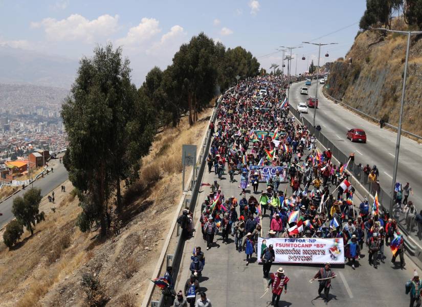 Simpatizantes del expresidente de Bolivia y líder oficialista, Evo Morales, participan en una marcha este lunes, a la entrada de La Paz (Bolivia).