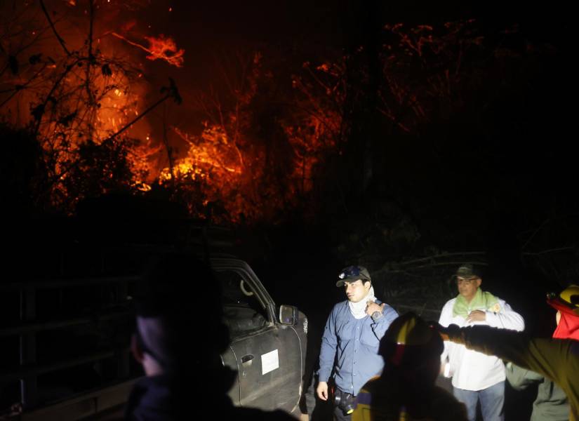 Voluntarios trabajan para apagar un incendio forestal, este sábado 31 de agosto de 2024, en San Javier (Bolivia).