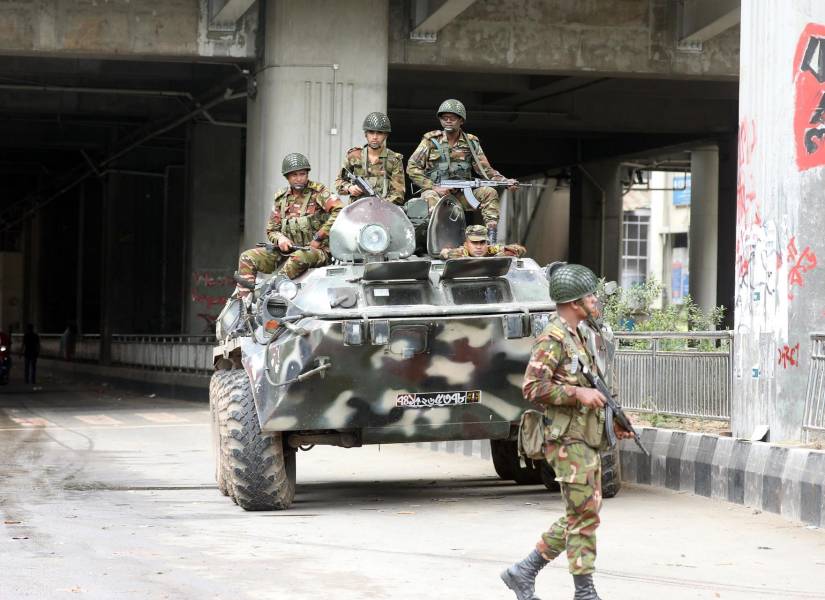 Soldados del Ejército de Bangladés patrullan en la calle después de que el gobierno impusiera un nuevo toque de queda.