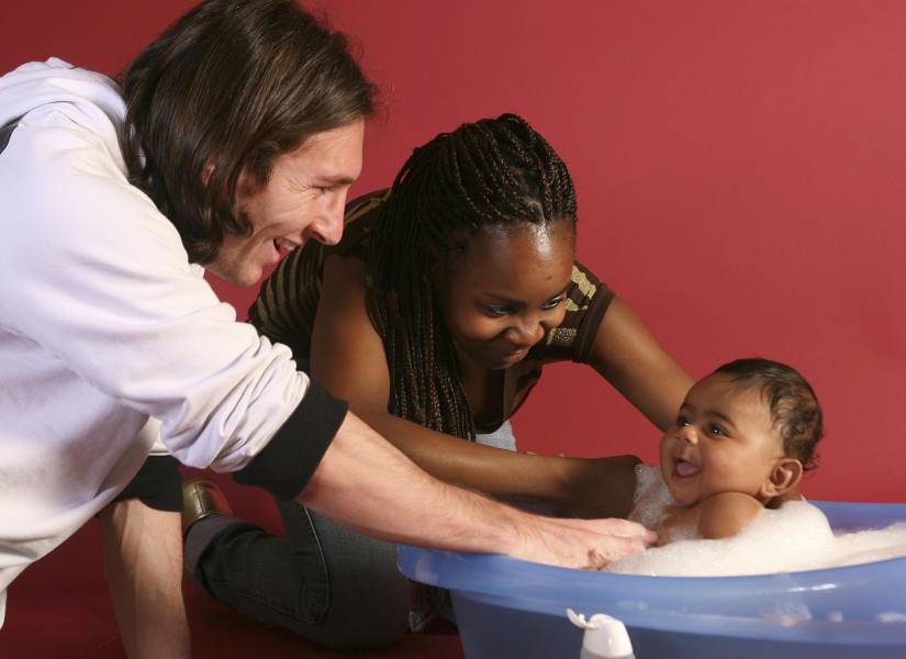 Fotografía realizada por Joan Monfort -colaborador gráfico de AP- de Lionel Messi en 2007 con Lamine Yamal bebé y su madre Sheila Ebana.
