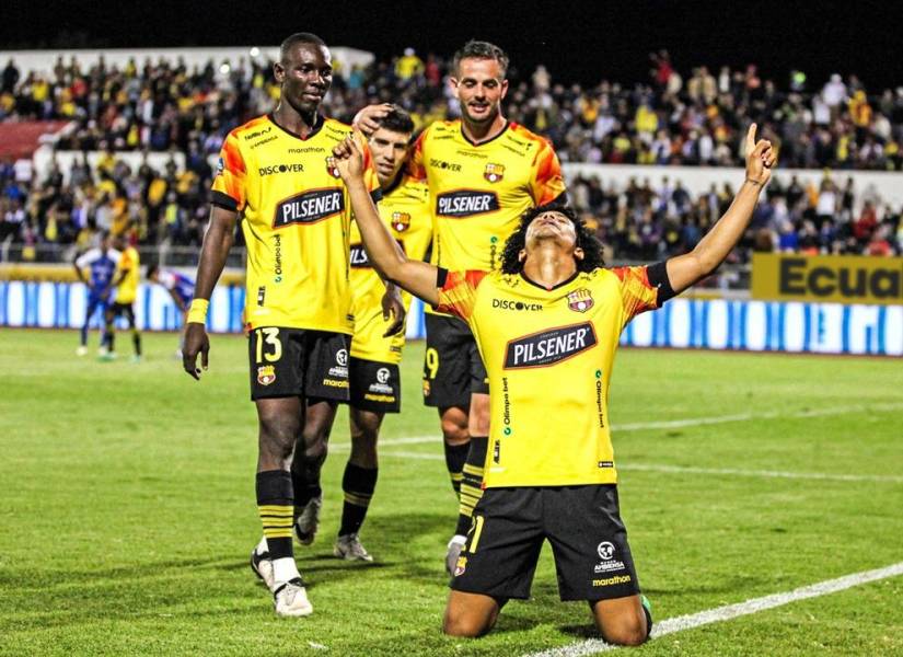 Jugadores de Barcelona SC celebrando un gol.