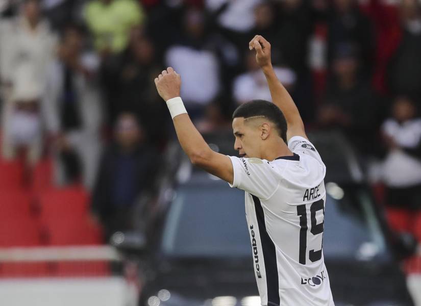 Alex Arce de LDU celebra un gol ante Universitario en el estadio Rodrigo Paz.