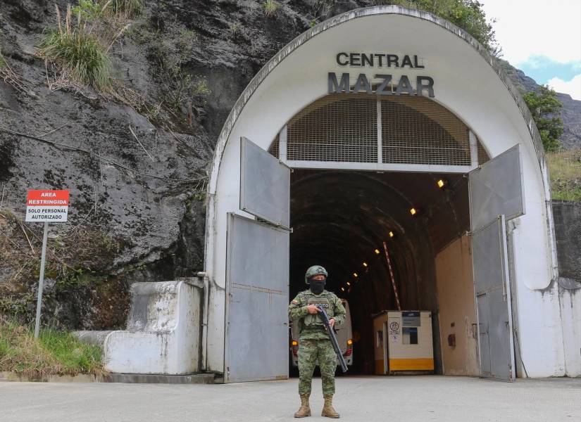 Imagen de archivo de un militar resguardando la central Mazar, en Azuay.