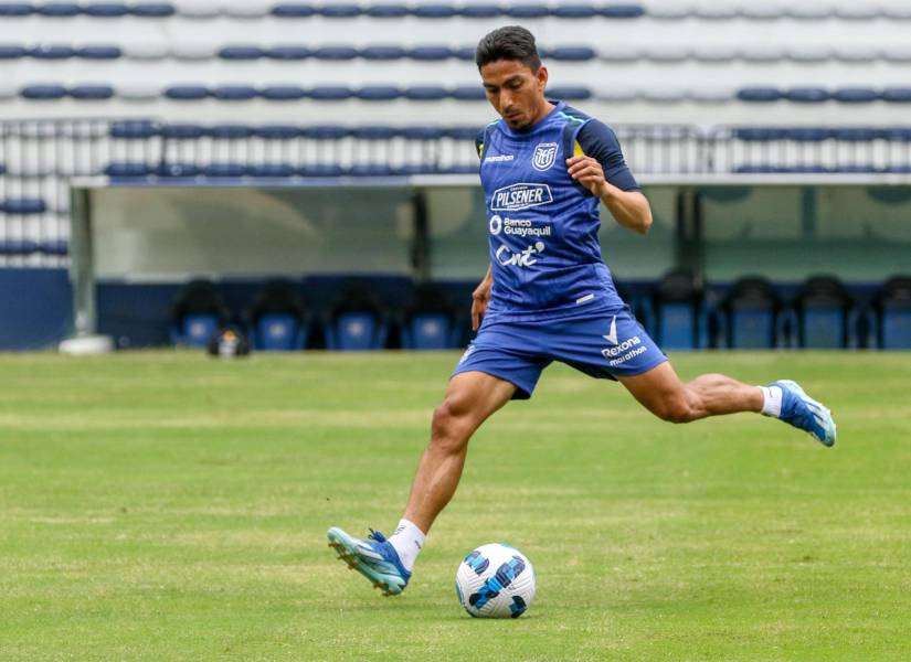 Ángel Mena, de la selección de Ecuador, entrena en Guayaquil.