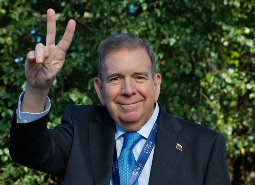 El líder opositor venezolano Edmundo González atiende a la prensa tras su intervención en el Foro La Toja, este viernes en O Grove. EFE/Lavandeira jr