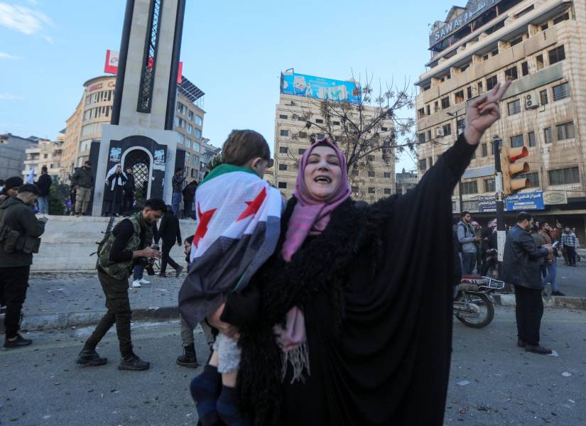 Una mujer celebra el fin del régimen de Bashar al Asad en la ciudad de Alepo.