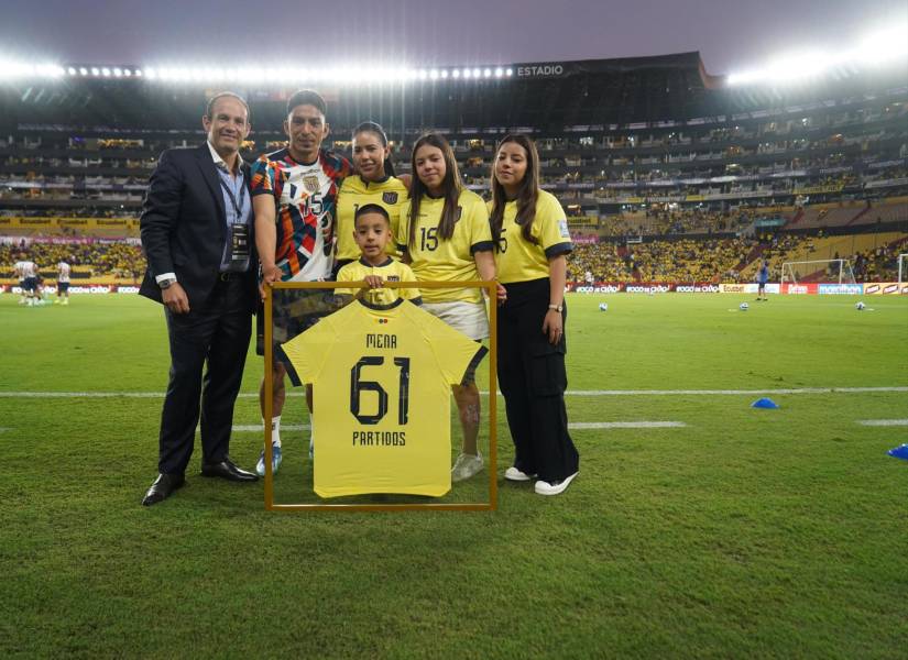 La FEF realizó un homenaje a Ángel Mena por su retiro de la selección de Ecuador.