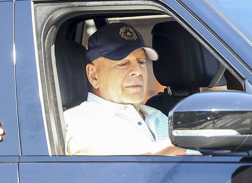 El actor Bruce Willis, diagnosticado con demencia, fue visto disfrutando de un paseo en coche por Studio City junto a sus guardaespaldas.