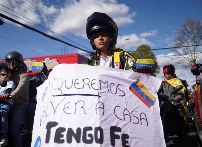 Un ciudadano venezolano portando un cartel que dice Queremos volver a casa. Tengo Fe, en una concentración realizada este 28 de julio en el norte de Quito.