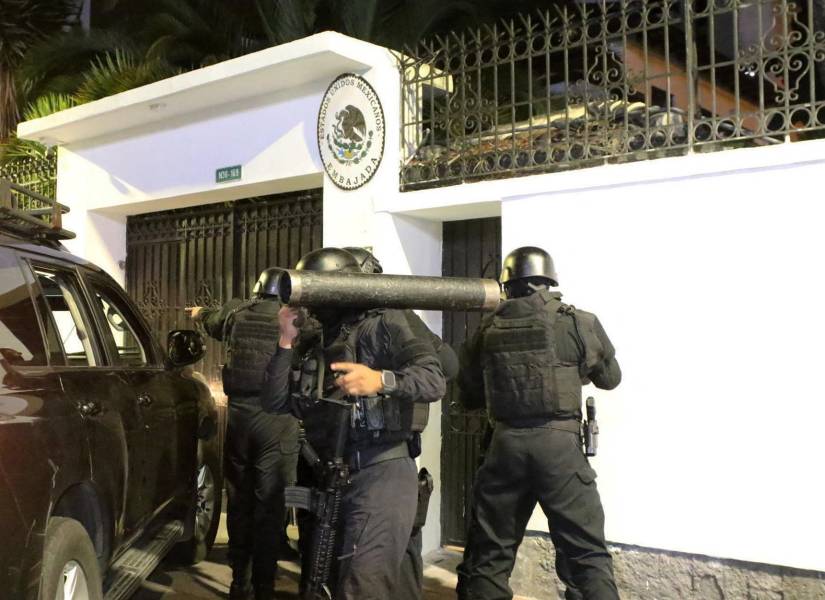 Policías de Ecuador irrumpieron en la Embajada de México en Quito para sacar a Jorge Glas, el pasado 5 de abril de 2024.