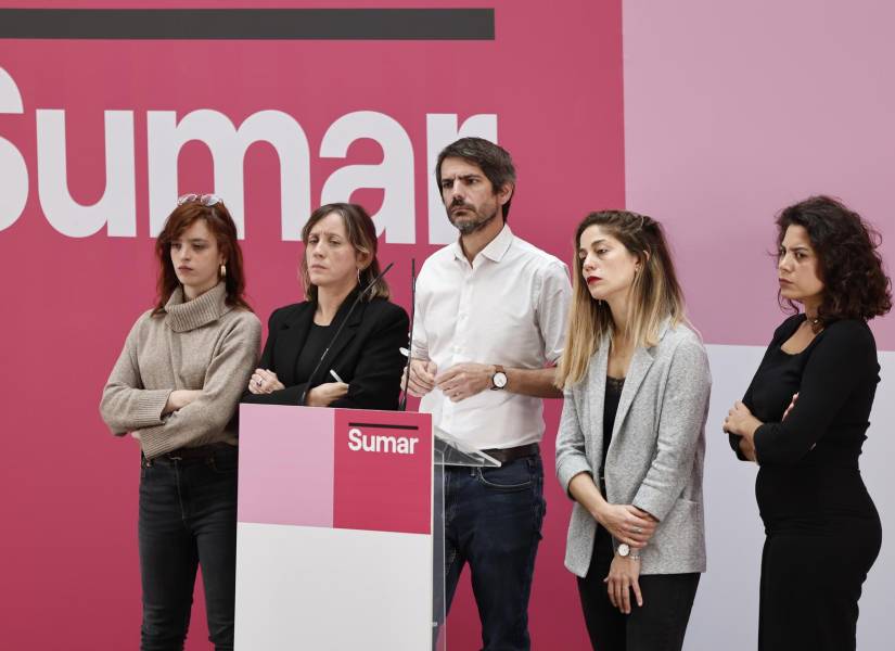 El portavoz de Sumar, Ernest Urtasun (c); la secretaria de Comunicación, Elizabeth Duval; la secretaria de Feminismos, Amanda Andrades; la secretaria de Organización, Lara Hernández; y Paloma Moreno (de izda a dcha) ofrecen una rueda de prensa para anunciar las decisiones de la Ejecutiva, este sábado