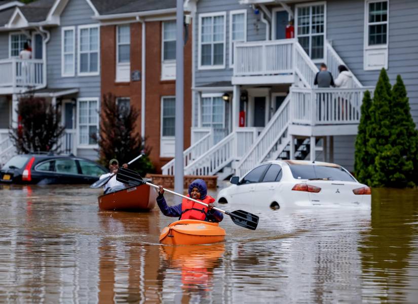 Personas reman en las aguas de la inundación de Peachtree Creek después de que Helene atravesara Atlanta, Georgia, EE. UU.