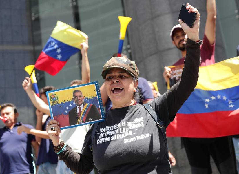 Una mujer sostiene una imagen del candidato a la presidencia de Venezuela, Edmundo González Urrutia, este martes, durante una protesta contra de los resultados de las elecciones presidenciales, en Caracas.