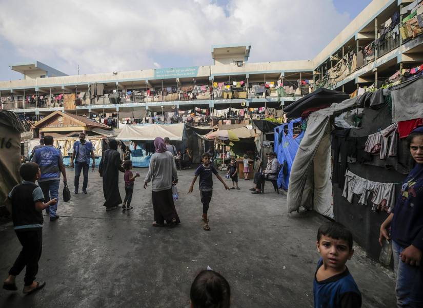 Niños palestinos desplazados internos antes de recibir vacunas contra la polio.