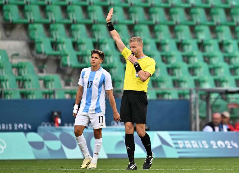 El árbitro Glenn Nyberg al finalizar el partido entre Argentina y Marruecos.