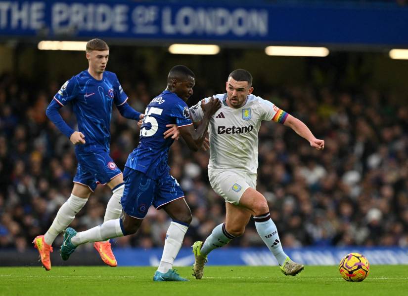 Moisés Caicedo jugó con el Chelsea ante el Aston Villa.