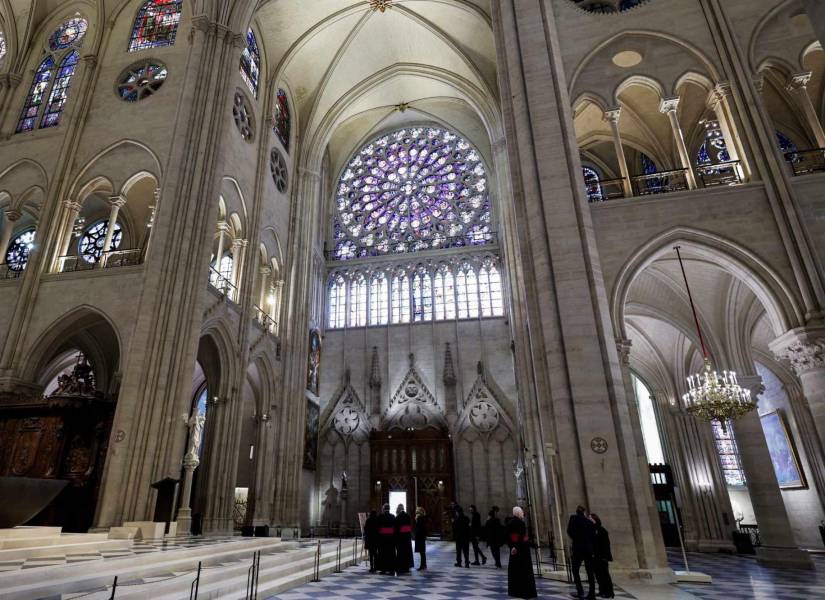 Emmanuel Macron recorre la catedral acompañado de trabajadores que participaron en su restauración