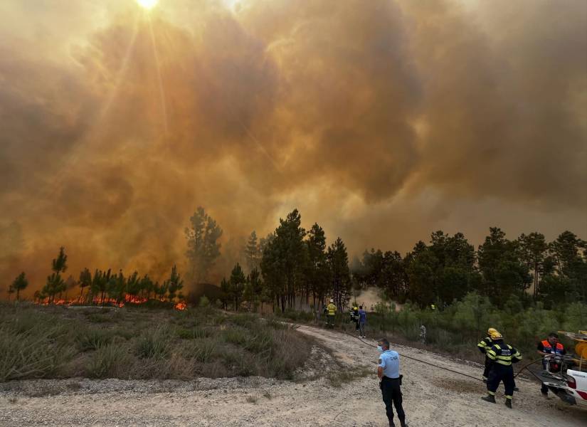 Bomberos en la zona del incendio en Portugal