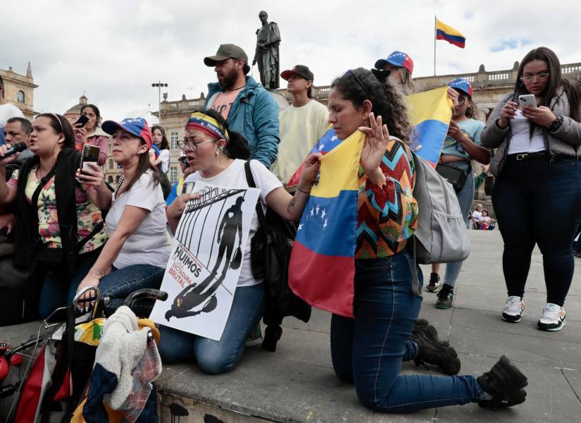 AME7761. BOGOTÁ (COLOMBIA), 03/08/2024.- Venezolanos participan de una manifestación en rechazo a los resultados del Consejo Nacional Electoral (CNE), en las elecciones presidenciales del domingo que dieron como ganador a el presidente de Venezuela Nicolás Maduro, este sábado en la Plaza de Bolívar en Bogotá (Colombia).