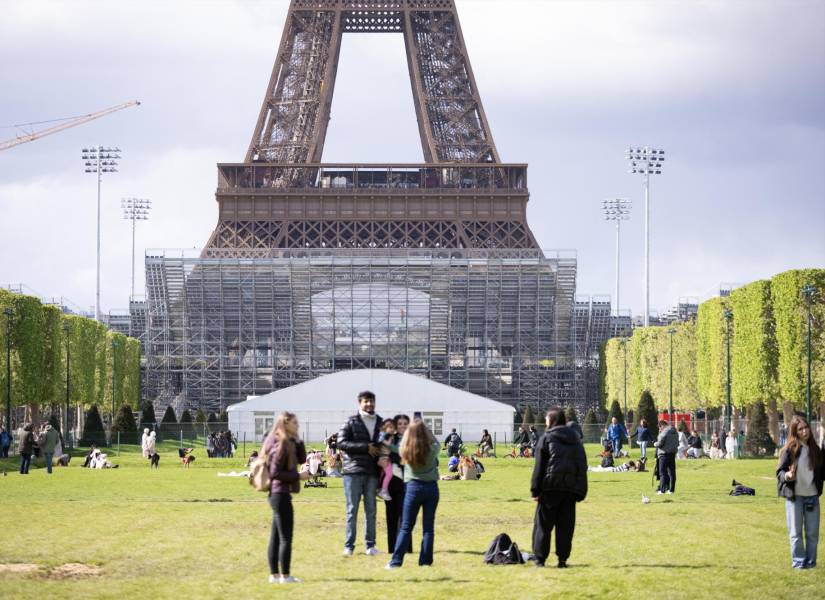 Imagen panorámica del parque a los pies de la torre Eiffel, en París, donde se disputará el vóley.