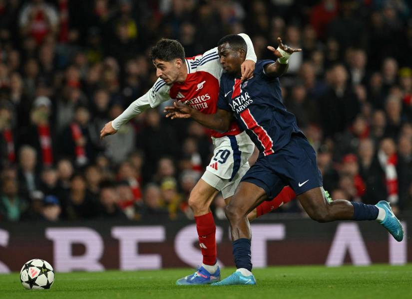 Willian Pacho estuvo en la derrota del PSG ante el Arsenal en la Champions League.