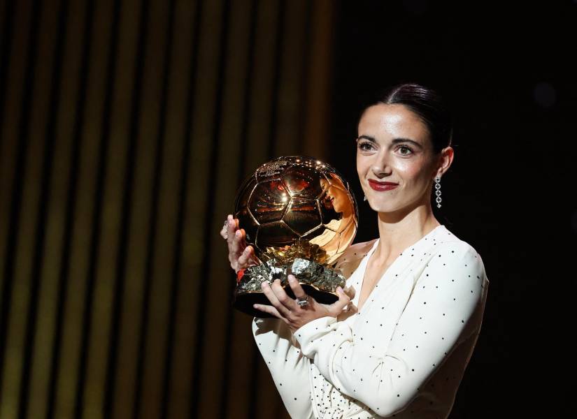 Aitana Bonmati posa con el Balón de Oro femenino