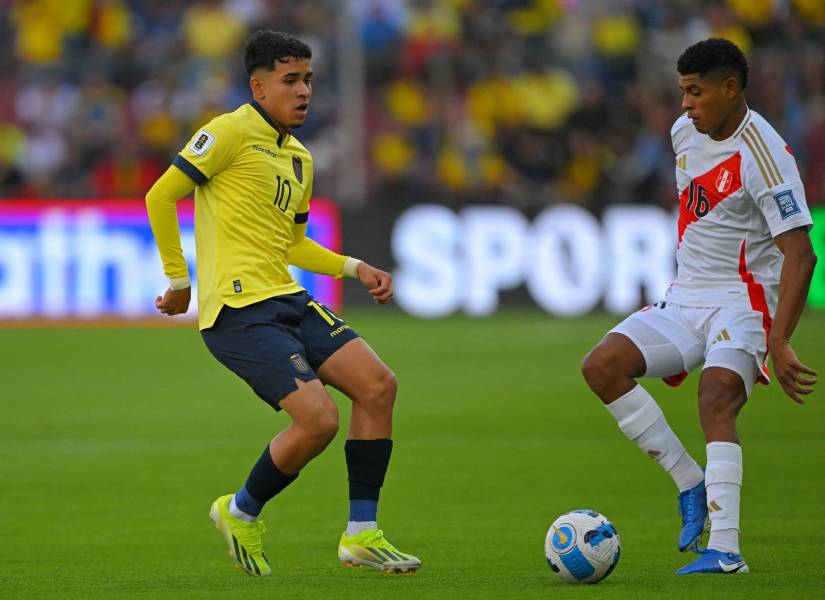 Kendry Páez y Wilder Cartagena en el duelo Ecuador vs. Perú.