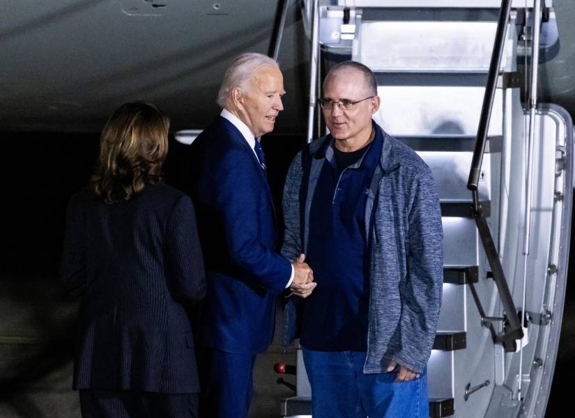 El presidente estadounidense, Joe Biden, y la vicepresidenta, Kamala Harris, saludan al ex marine estadounidense Paul Whelan.