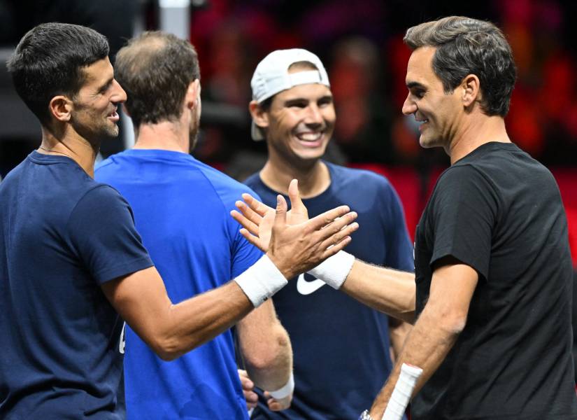 Roger Federer y Novak Djokovic saludan delante del español Rafael Nadal (atrás) durante una sesión de práctica antes de la Copa Laver 2022 en Londres.