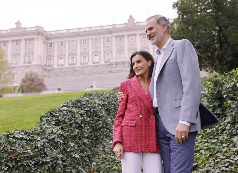 Felipe y Letizia posando en los jardines del Palacio Real.