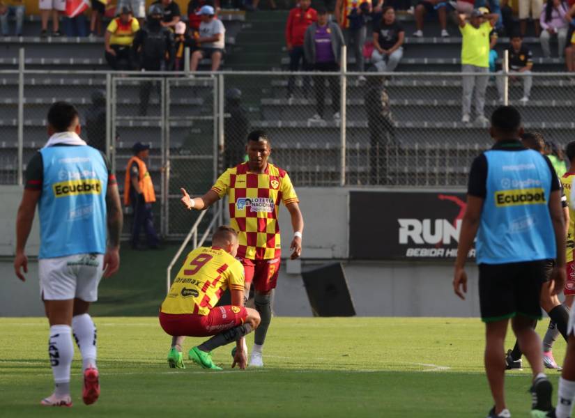 El delantero de Aucas, Jean Carlos Blanco, lamenta la derrota ante Mushuc Runa