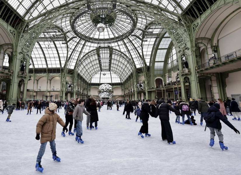 Un grupo de personas patina en la pista de hielo cubierta más grande del mundo, en el Grand Palais de París, el 14 de diciembre de 2024.