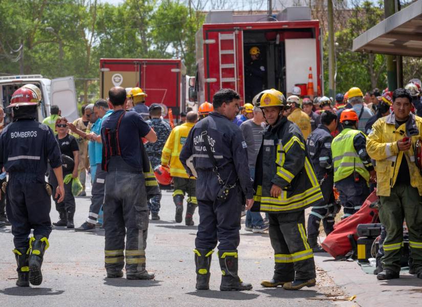 La policía y los bomberos trabajan tras el derrumbe del hotel Dubrovnik en la localidad costera de Villa Gessell, provincia de Buenos Aires, el 29 de octubre de 2024.